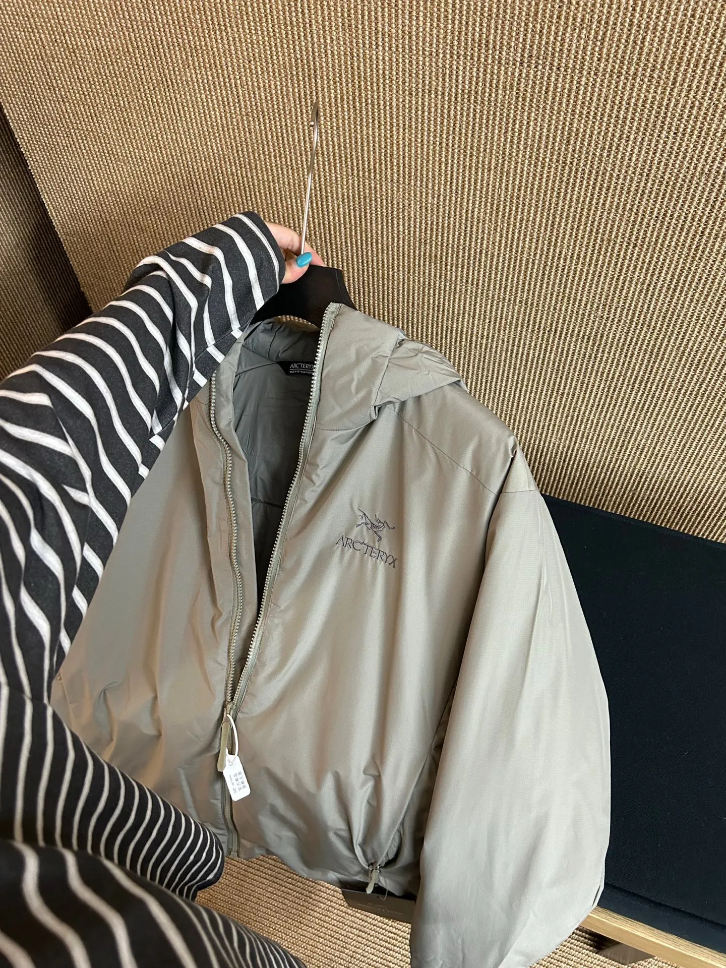 【Arcteryx Atom Hoody 】 : Arcteryx， ， ， 。 ， ， 。 ，Arcteryx ， 。Quality、 ， 。 ， + : ✅ 100% ，Tyono 30 ， ， ✅ ， Wear-Resistant Breathable ✅ ， ， ✅ ， ， ， ✅ 、 ， ， ✅ logo ， ✅ YKK， ✅ ：Coreloft TM Continuous 65 ， ✅（65g/m 2) : ，Breathable ，ATOM Coreloft TM Continuous ， ， ， ， Wear-Resistant ， ， ， 。